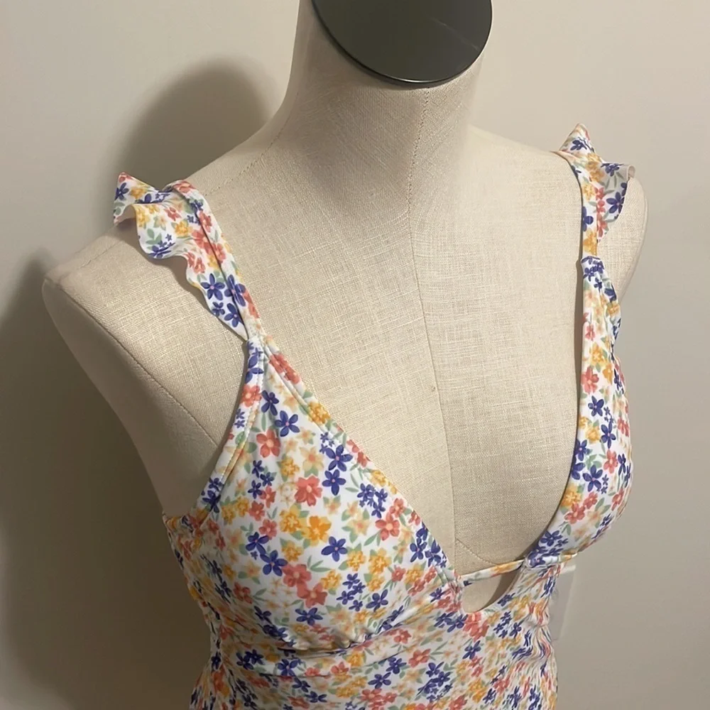 Shade & Shore swimsuit woman one piece white floral med coverage New Sz S
